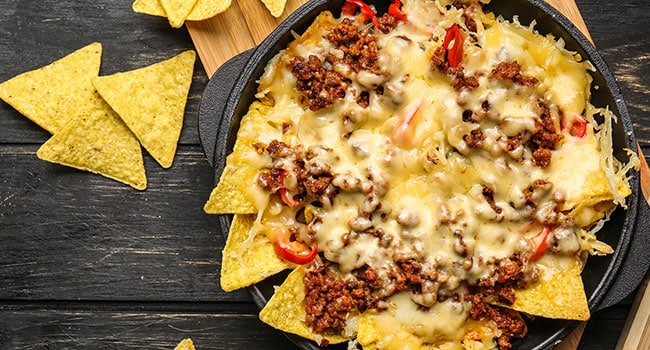NACHOS CON CARNE Y QUESO