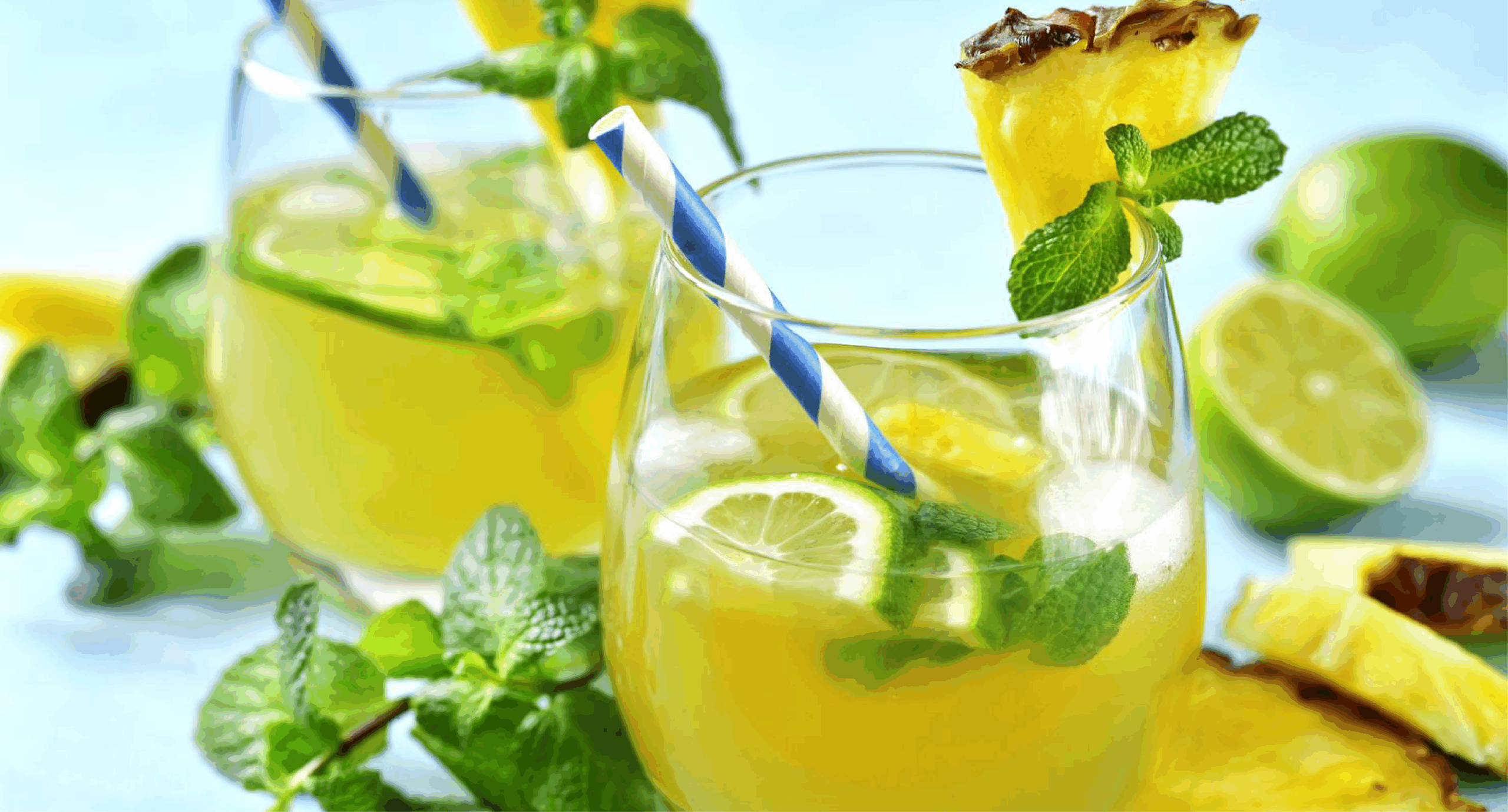 Bebida con hojas de menta y lima