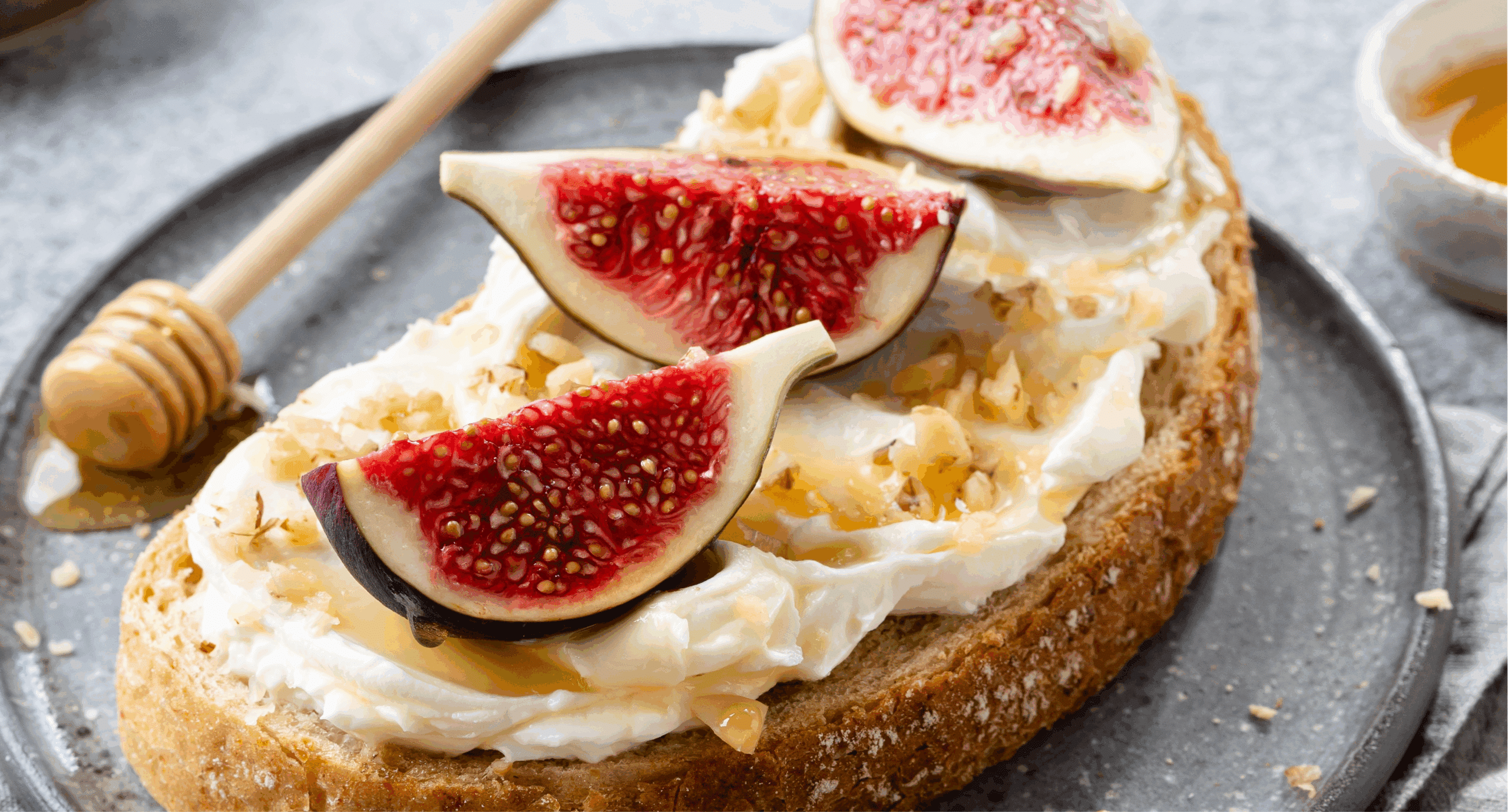 Bruschettas con higos, queso y miel