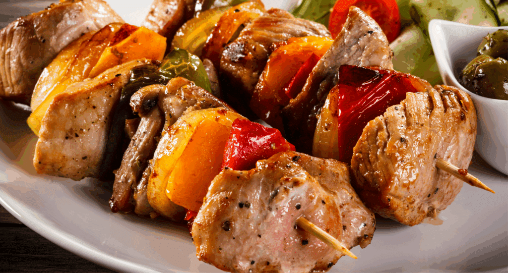 Pinchos de cerdo con salsa de piña