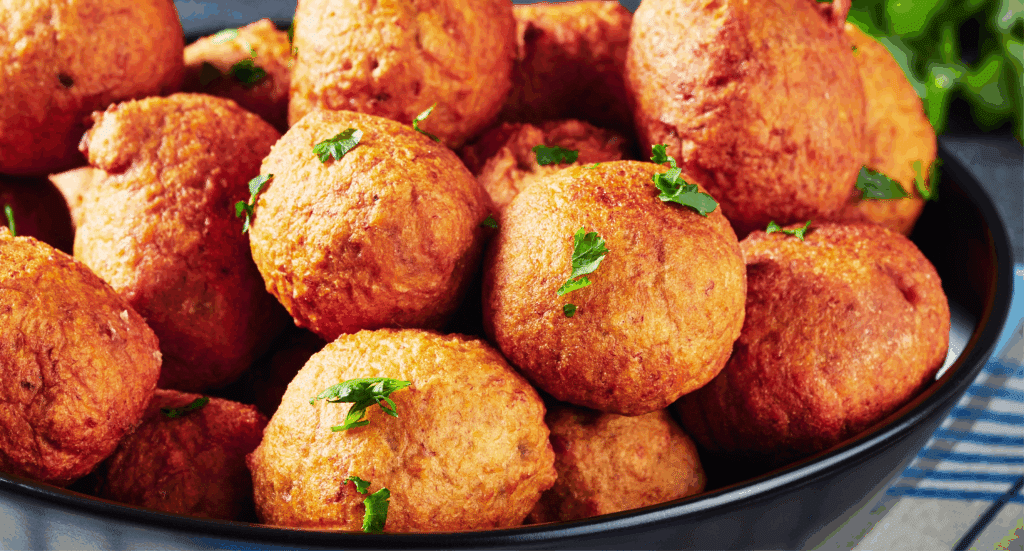 Bolitas de mofongo con dip de gravy