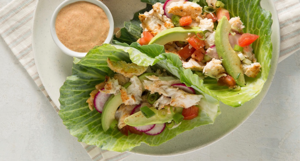 Tacos de pescado en hojas de lechuga