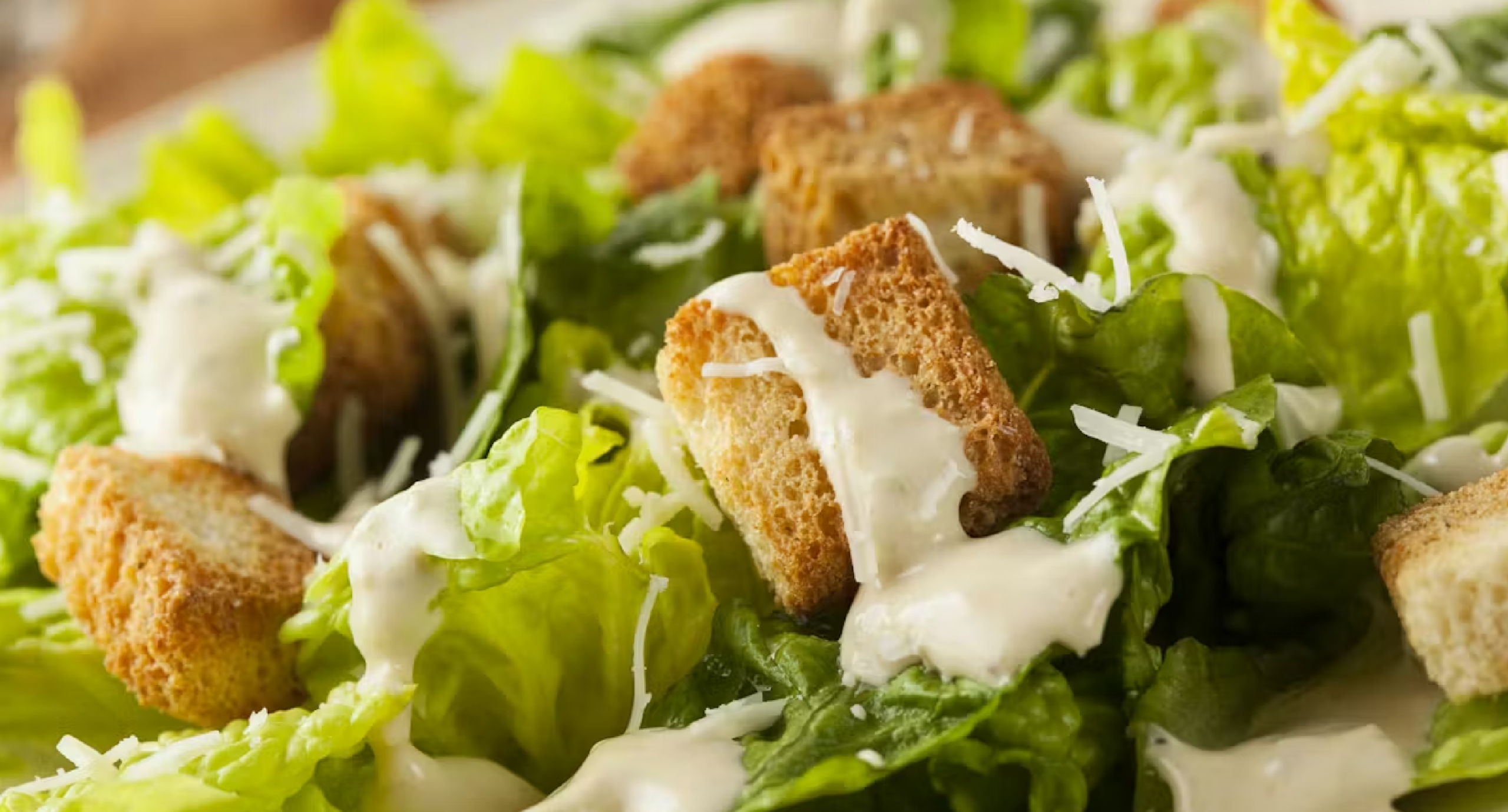 Ensalada César con aderezo de aguacate y lima