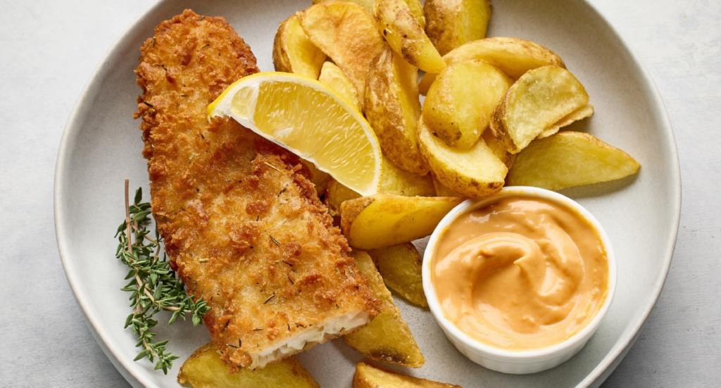 Fish and chips con salsa tártara de mangó