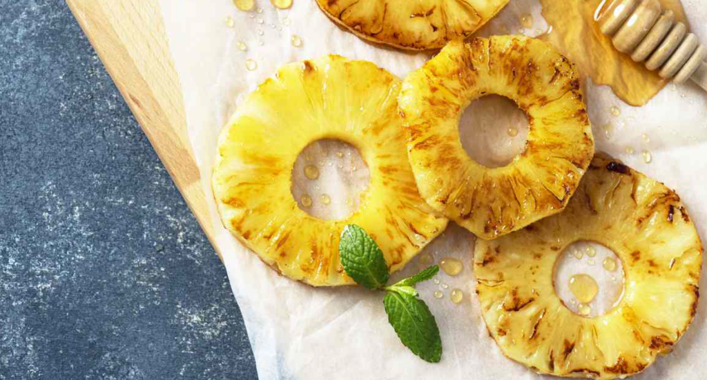 Piña asada con miel y canela