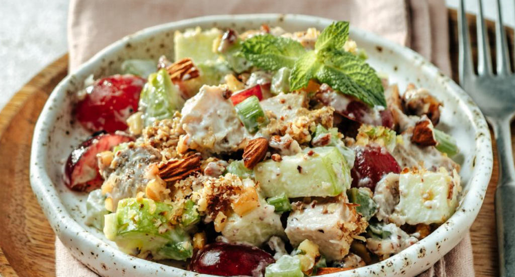 Ensalada de pollo con frutas y nueces