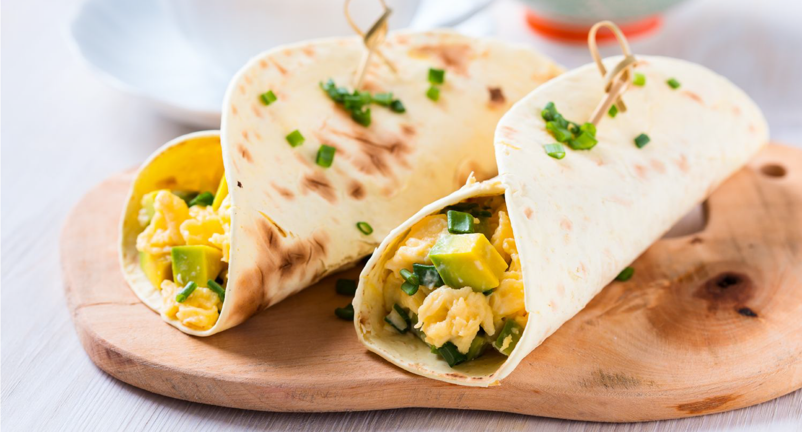 Wrap de huevo, aguacate y queso feta