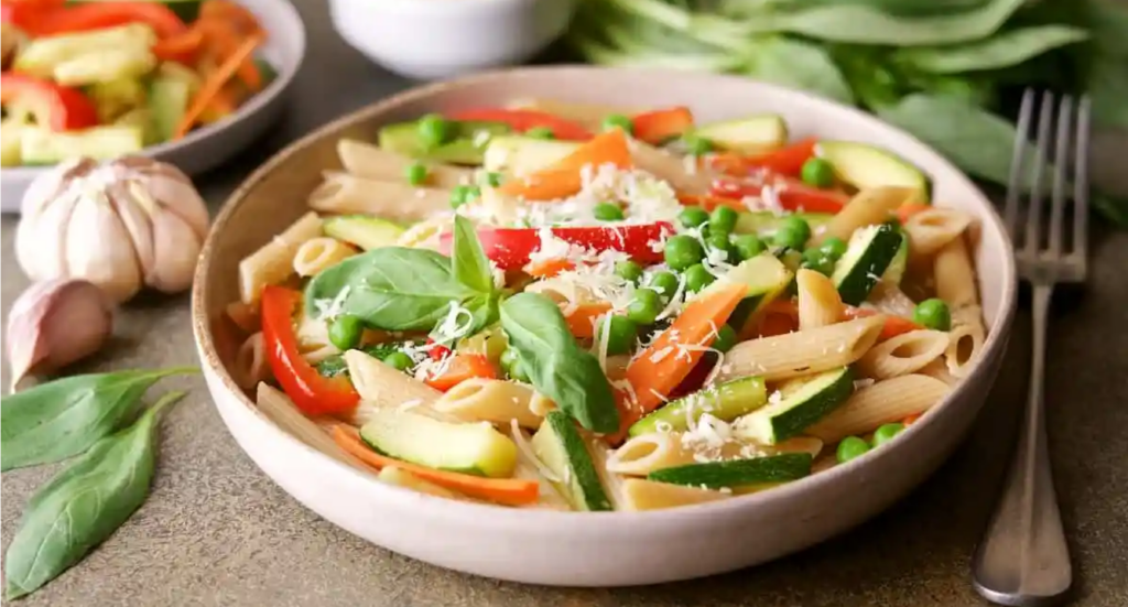 Pasta primavera con vegetales frescos