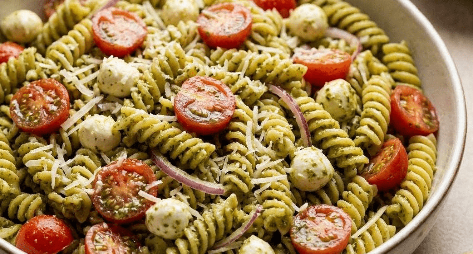 Pasta fría con pesto, pollo, tomates y mozarella