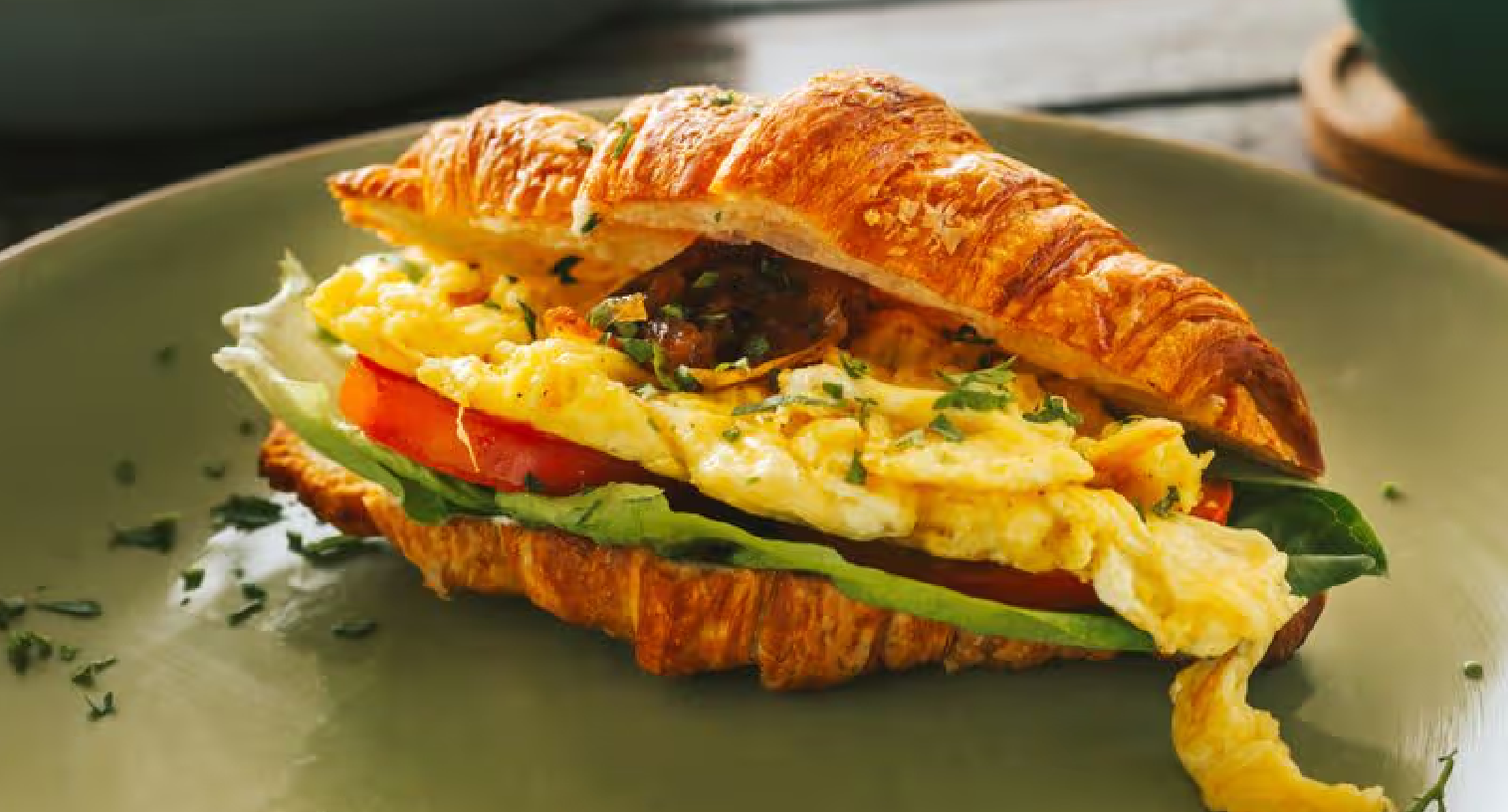 Croissant relleno de revoltillo criollo