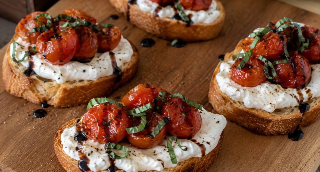 Crostinis con burrata y tomates rostizados
